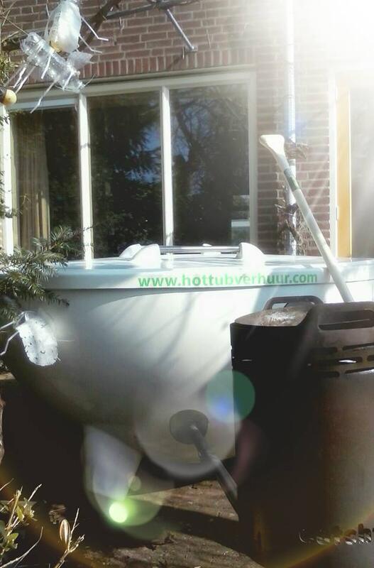 Close-up van een witte Dutchtub met kachel voor een raam