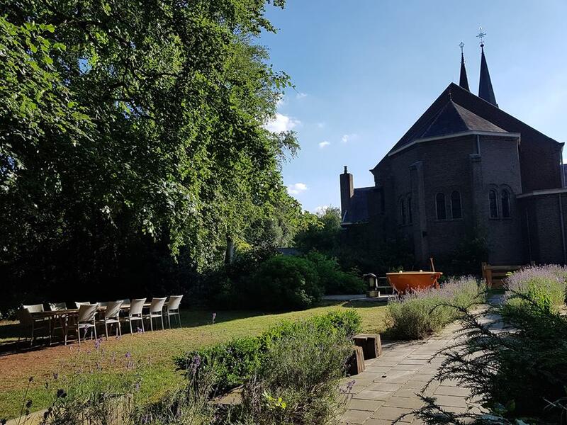 Dutchtub in een tuin met zicht op een kerk